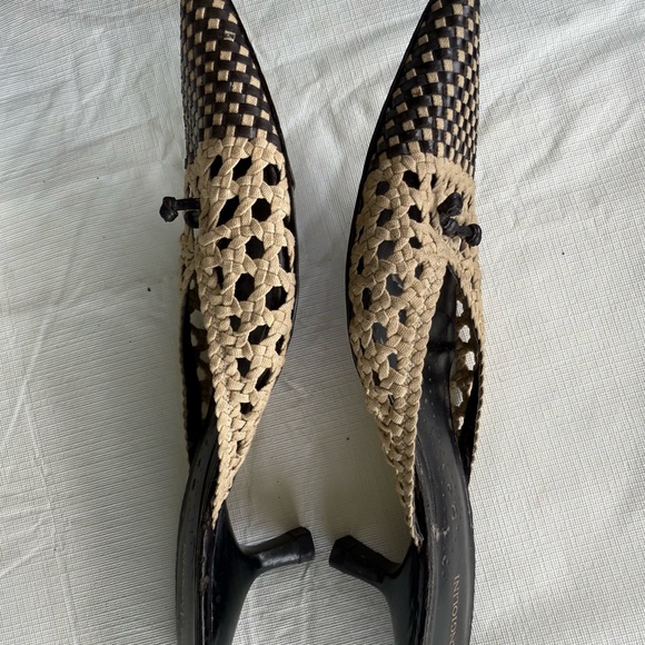 Enzo Angiolini Black and Tan Woven Mules SZ 8.5 - Picture 5 of 9